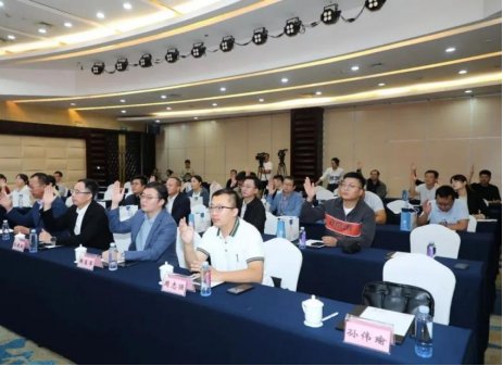 隋海明代表威海校友会向皇家国际出任纽