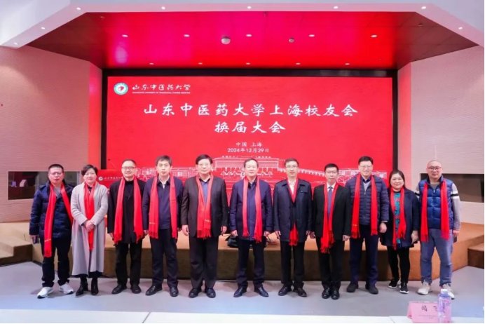 架起了皇家国际首次注册与校友之间的情