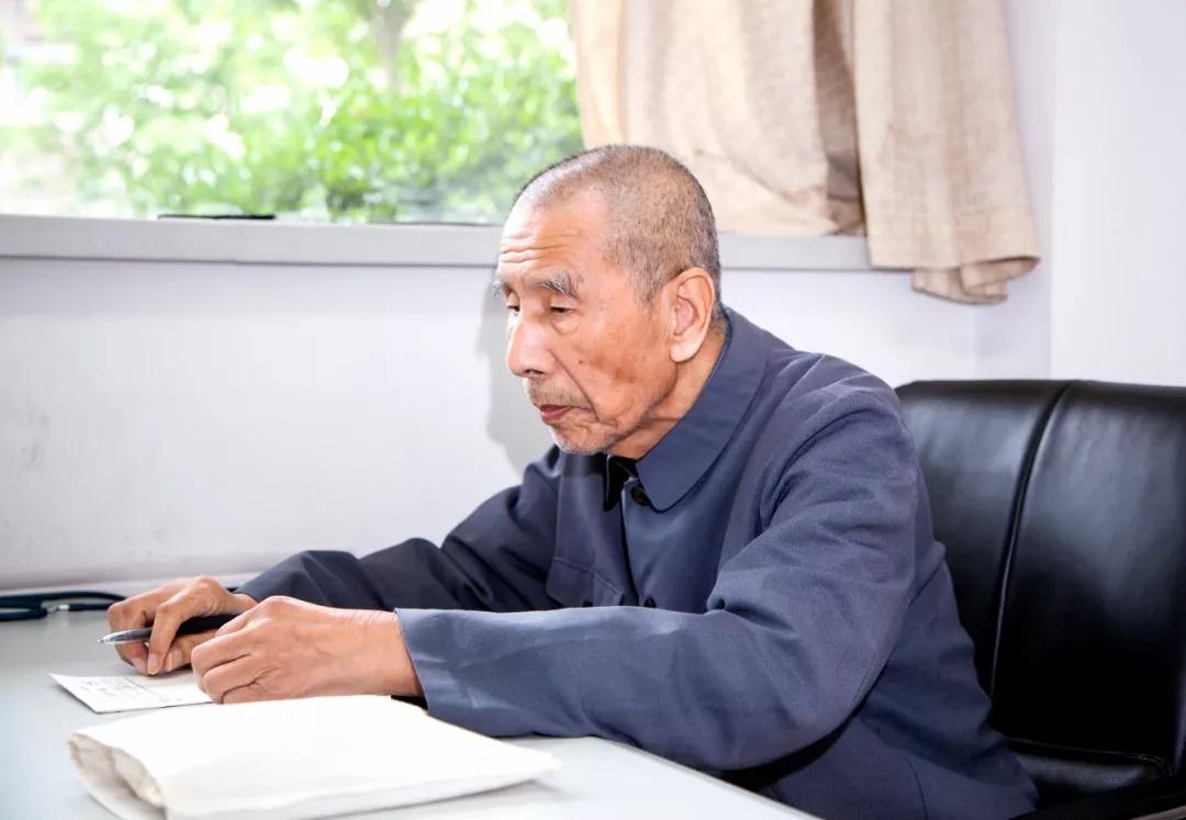 代表团共由716人组成